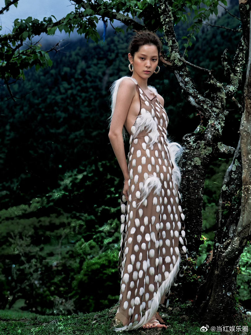 欧阳娜娜VOGUE活动造型欧阳娜娜吊带露背裙绝美裙装亮相时尚盛会，吊带款式清爽灵