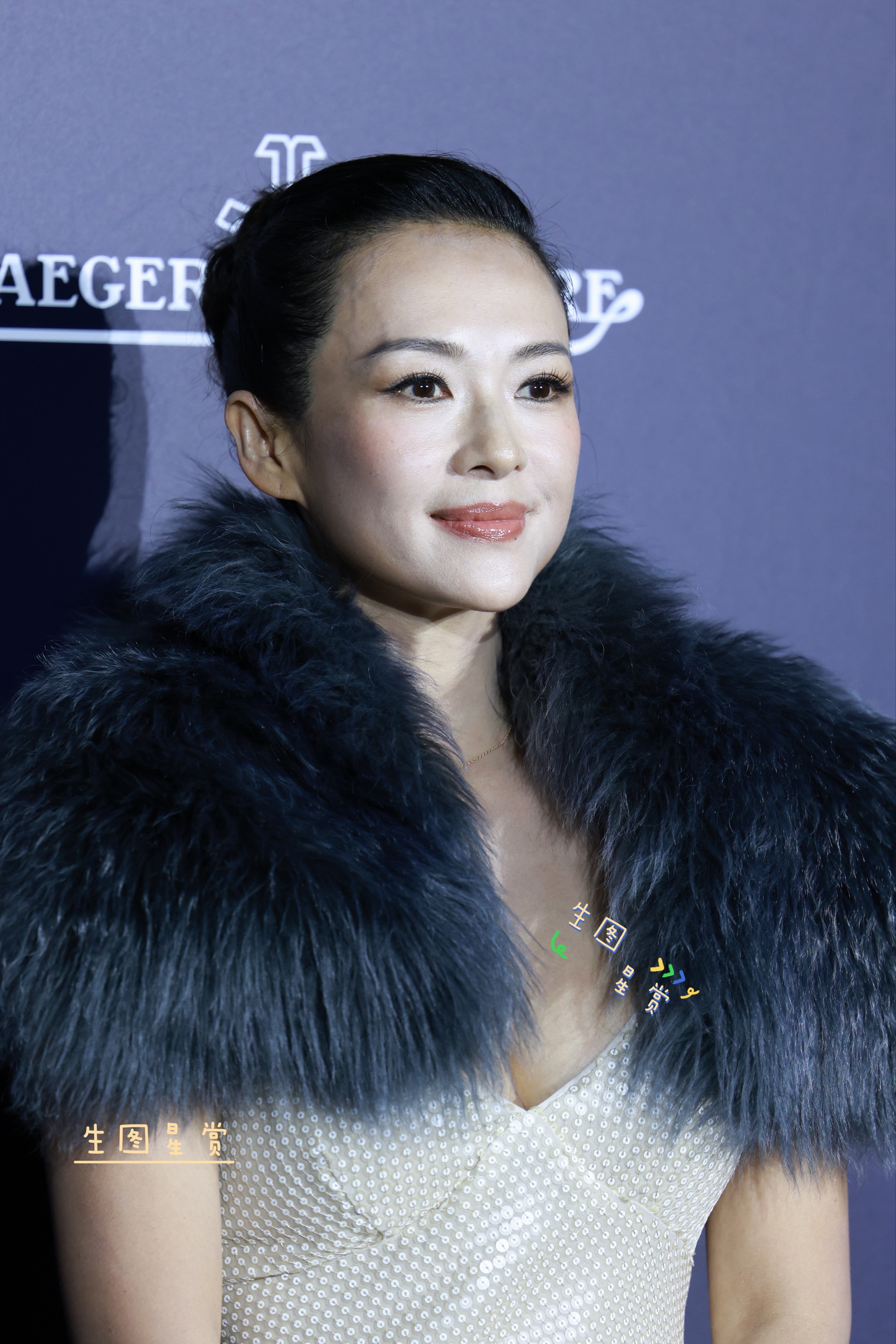 章子怡霸气亮相积家活动，皮毛披肩贵气十足 ​​​