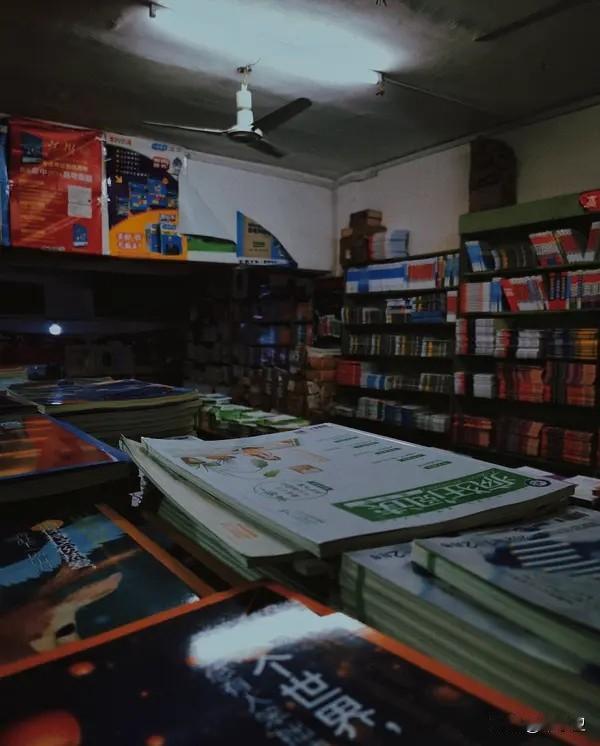 前几天回了一趟老家，一个人口30多万的东北小县城，书店仅有一家，书店在县城消失的