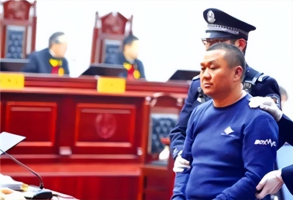 1999年，石二群抢走银行208万元，逃脱后，他脱胎换骨成了亿万富翁，不仅娶了4