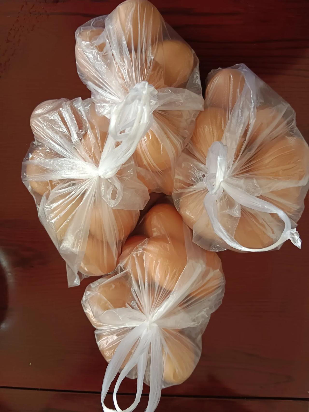 参加活动换鸡蛋是商家吸引老年人的惯用手段。
老年人之所以爱参加这类活动的原因是：
