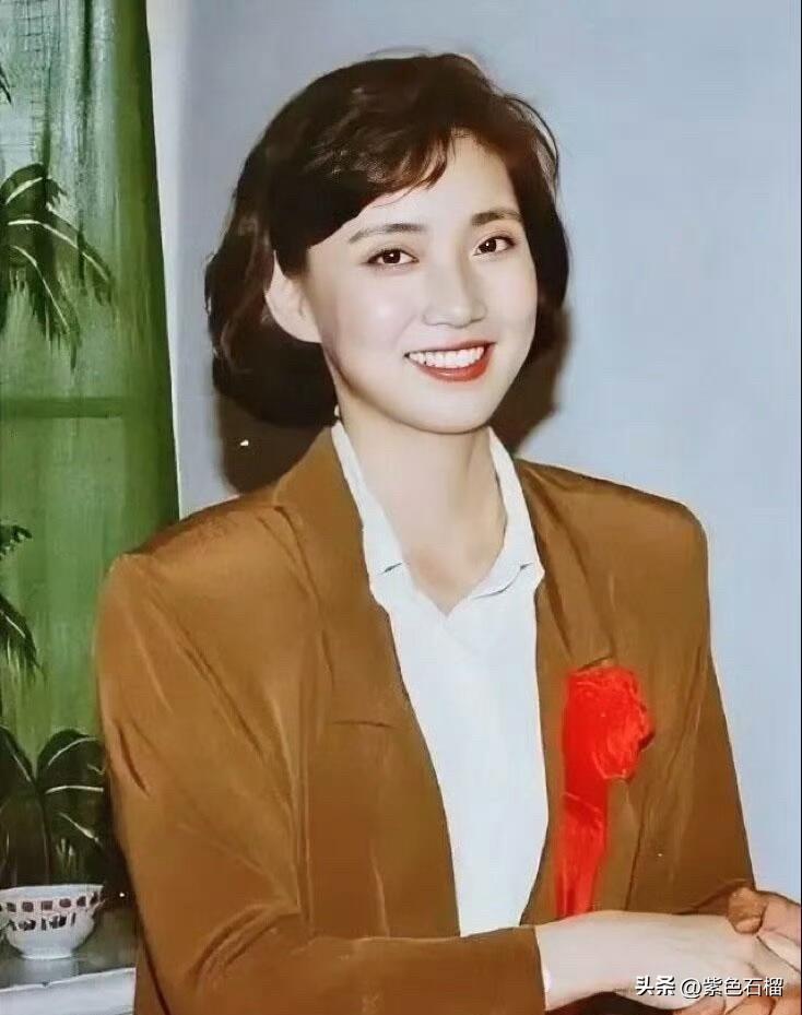 2005年，一位端庄靓丽的西北姑娘获得央视优秀播音员，那一年她已经42岁，照片里