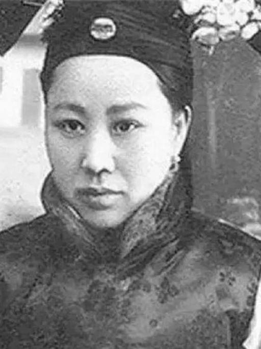 1915年，9岁的溥仪和ru母王焦氏正在床上躺着，总管太监张谦和没打招呼一头闯进...