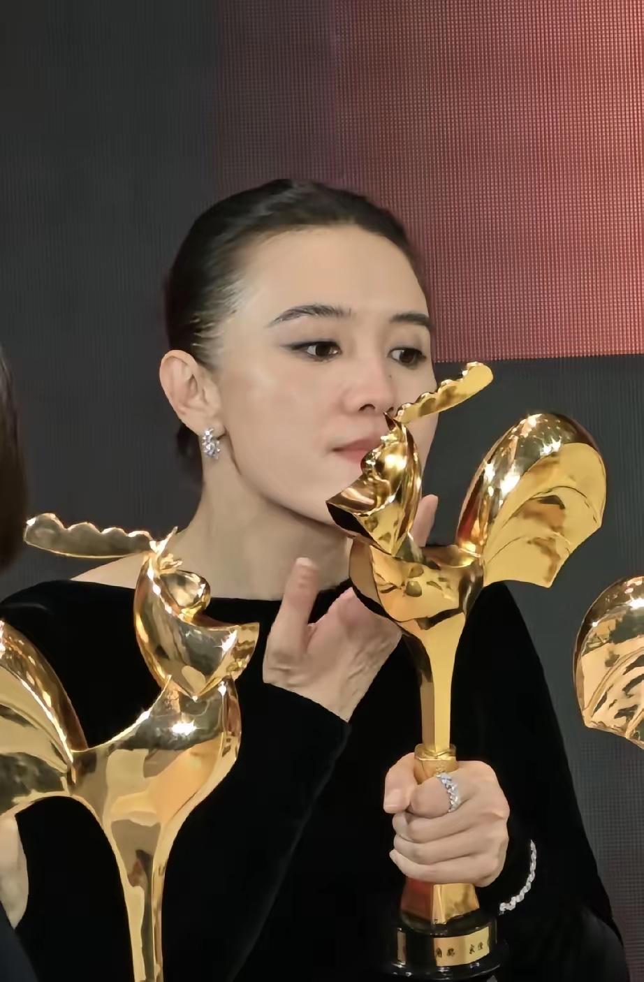 宋佳二封视后，但是有个细节不得不说，拿到奖杯后在台下的时候，宋佳居然用奖杯当成镜