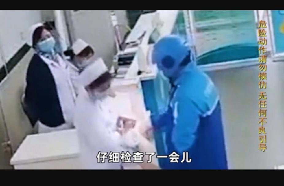 深夜急诊室，一个浑身都湿透了的外卖小哥抱着保温箱跑了进来。护士刚想开口说他没戴口