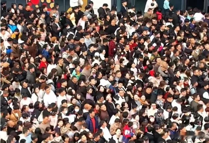 是不是真爱？胖东来“三条”新规定帮你检验。
第一:员工结婚不允许要彩礼或者付彩礼