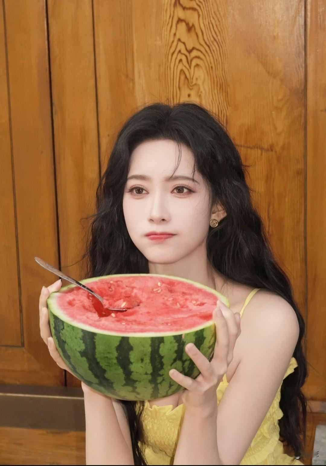 孟子义这组夏日写真太有元气感！她穿鹅黄色吊带短裙，手捧半块冰镇西瓜，蓬松卷发衬得