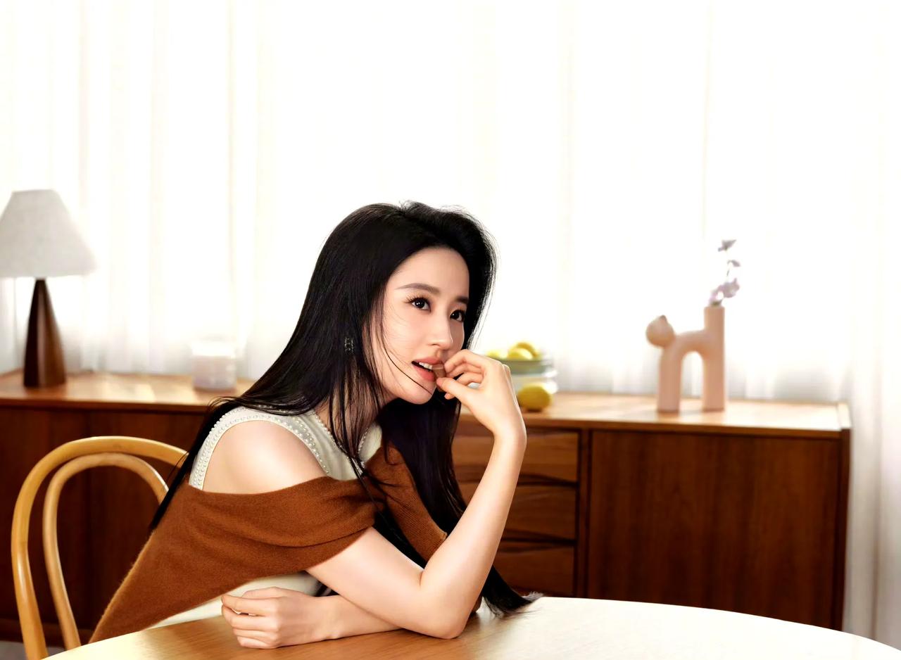 这张照片中的刘亦菲，这眼神真是灵动又美丽！仿佛会说话一样！如瀑的青丝，细腻亮眼的