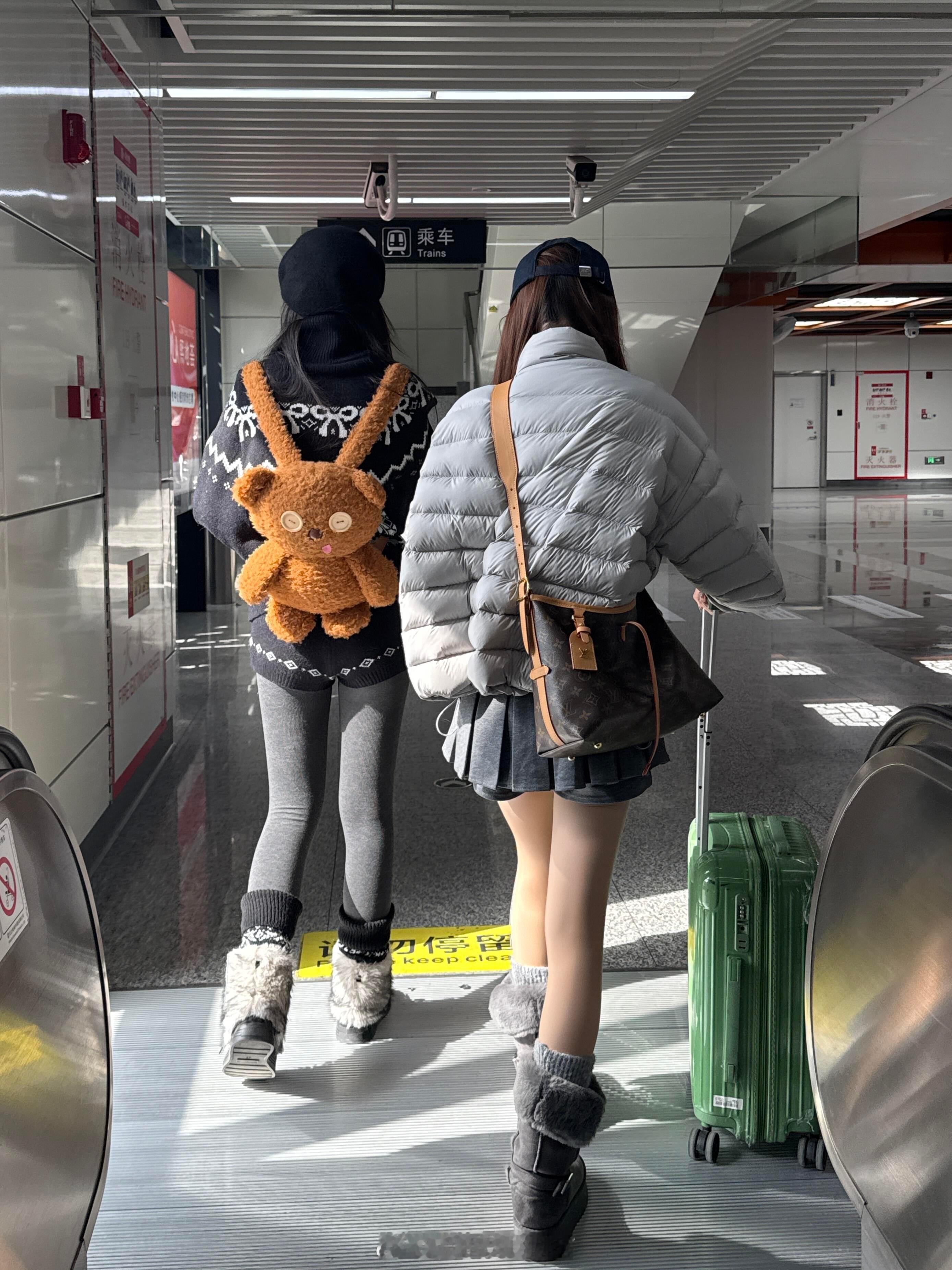 高铁站看到的……这是穿了吗？谁懂室外原相机自然光测评光腿神器的含金量不压腿！不掉