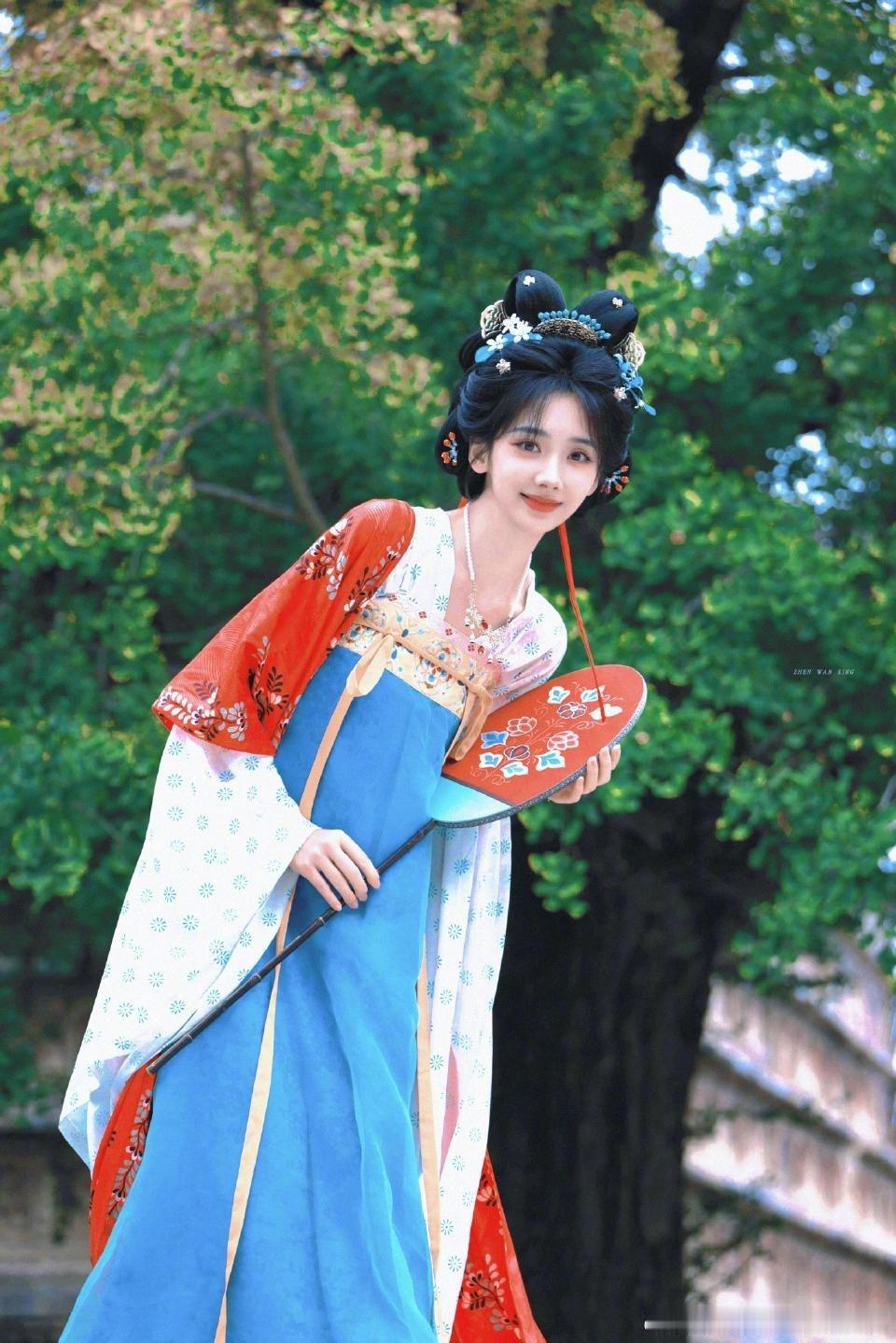 王影璐兔系古风少女草丛里玩闹的样子好鲜活！低头沉思又超乖，这反差感，古言女主有脸