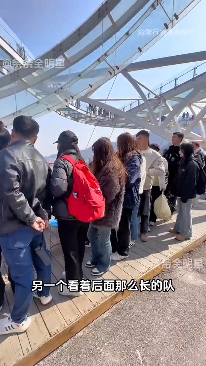 条条全明星。
在勇敢和窝囊之间选择了勇敢的窝囊。一开始以为是感人的救人视频，刚想