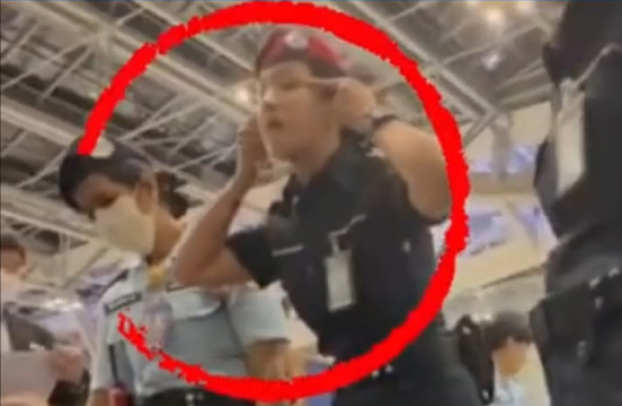 泰国素万那普国际机场致歉 我觉得蛮好笑的，一个亚洲人摆出歧视亚洲人的手势