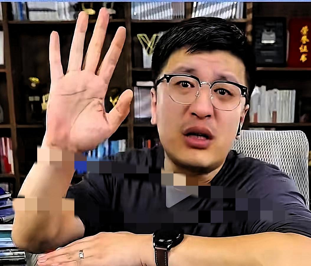 刷到他突然离世的消息
我没先感慨世事无常
反倒下意识翻出了那张流传很广的手掌照！