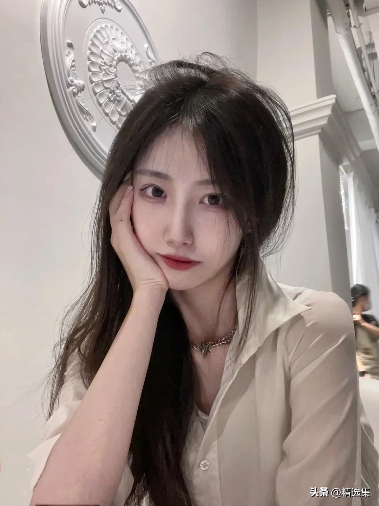 倚栏思旧梦，月影照人愁。