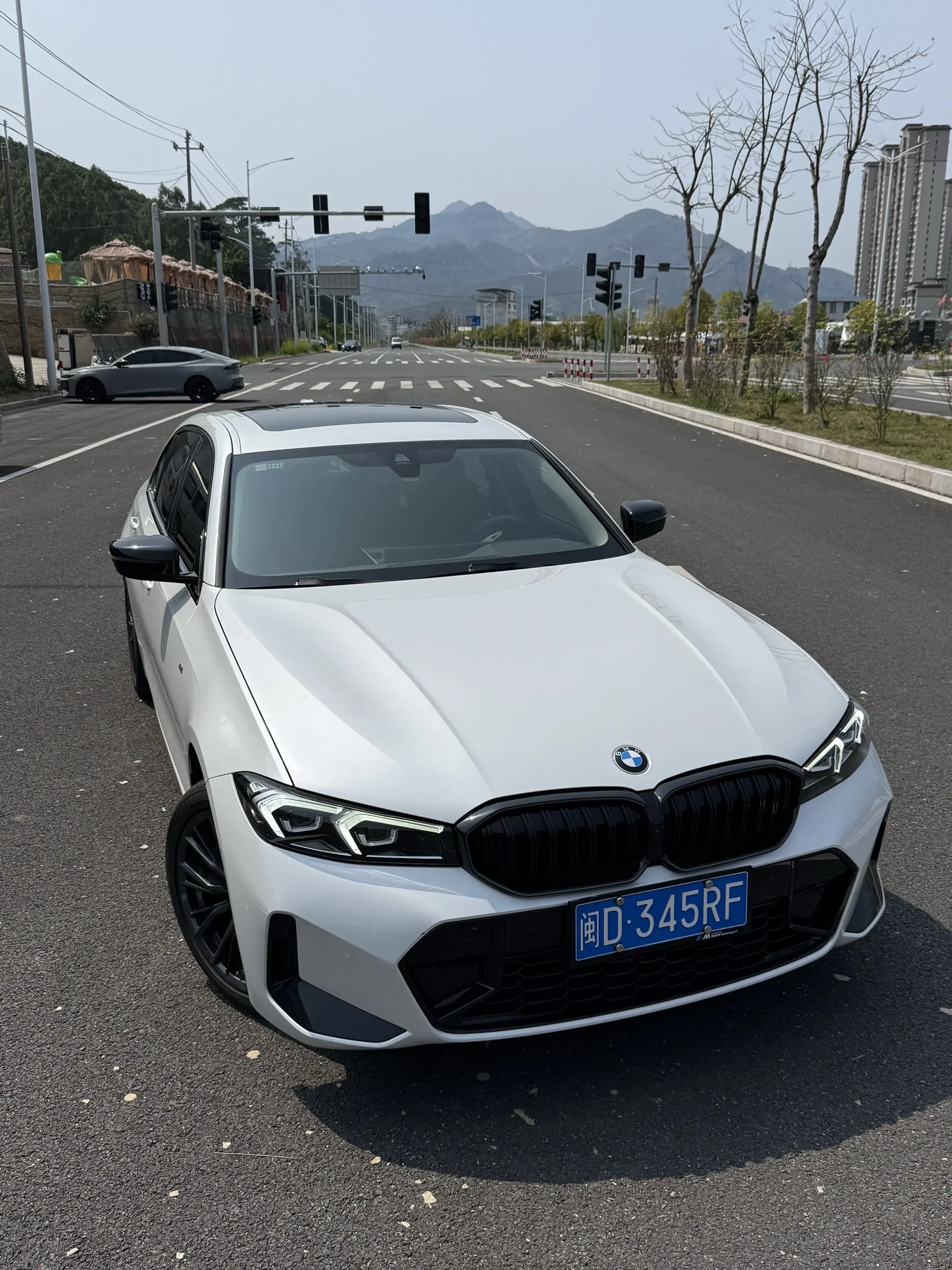 有多少车友买宝马3系就是冲着这个火山红内饰的