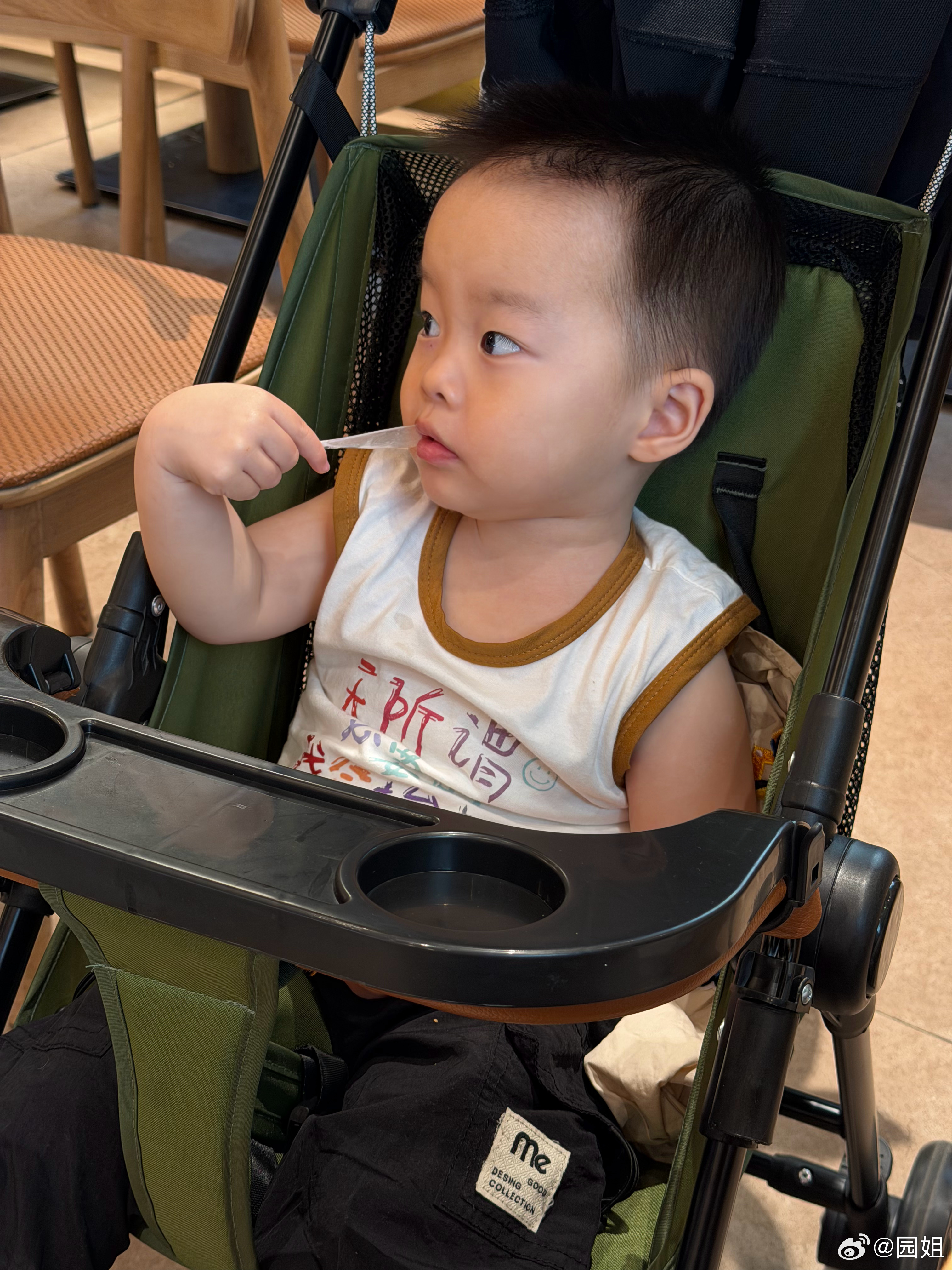 这小孩子耍熊了，昨天玩大了，今天玩不动了，出门要坐车了，带他玩也不爱去了