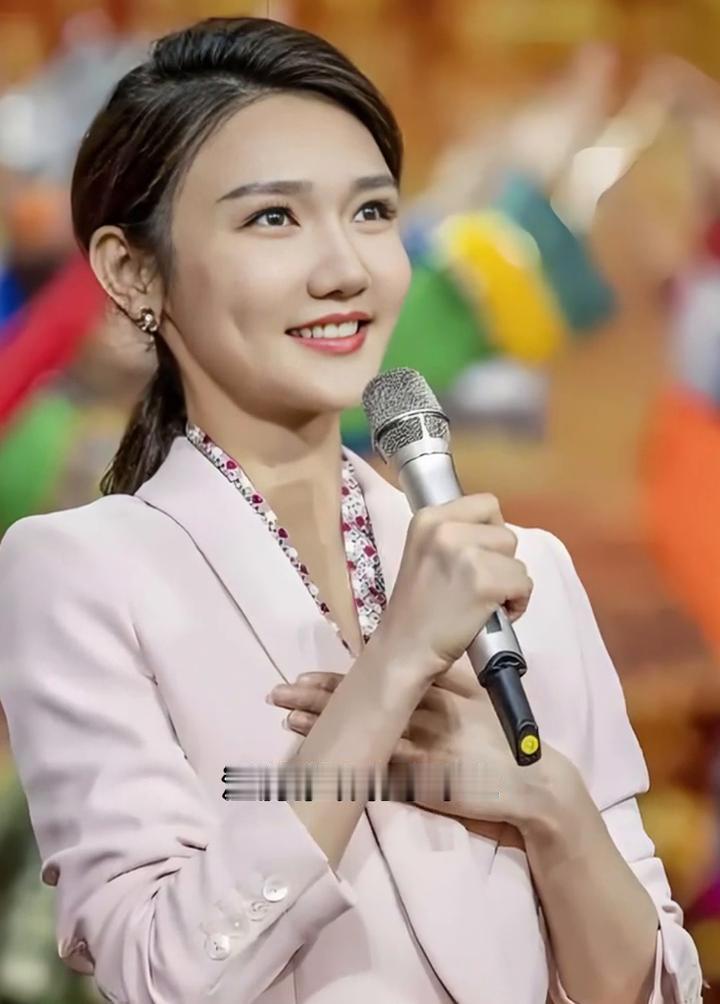 论才貌双全，龙洋当之无愧。节目里出口成章，思路明晰，一颦一笑，温润雅致，行事举止