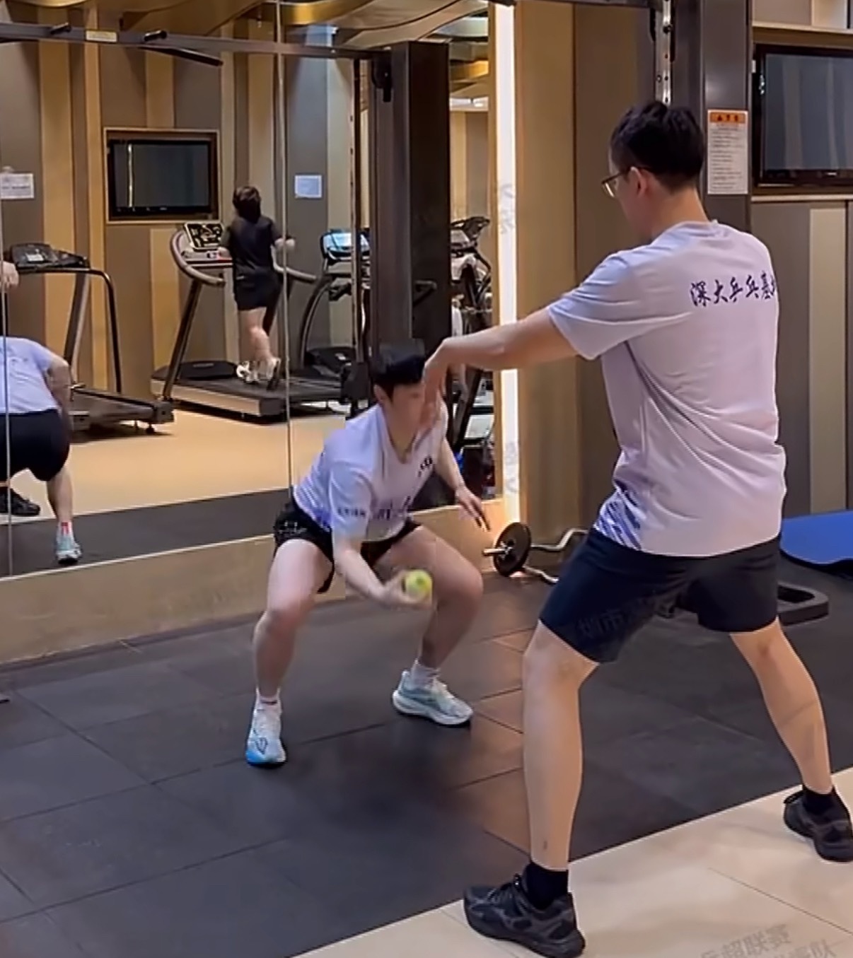 左手抓球右手抓球🐱 