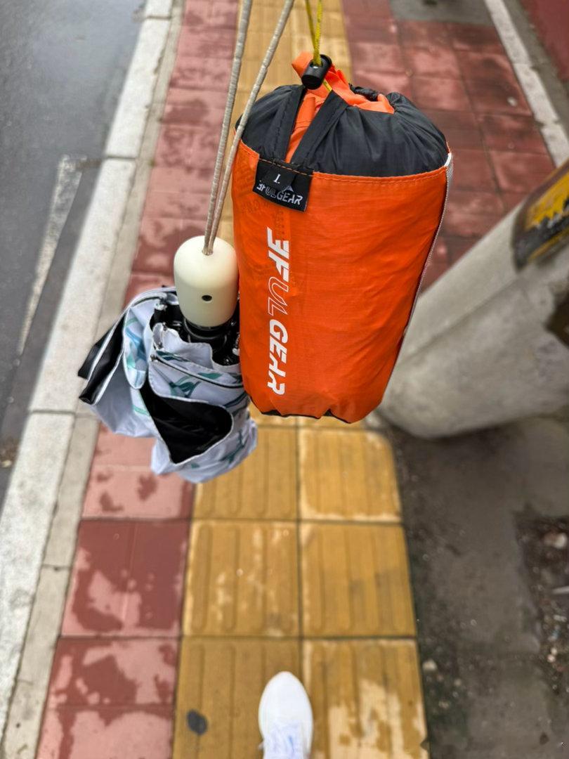 带着雨伞雨衣去健身房爬坡有备无患