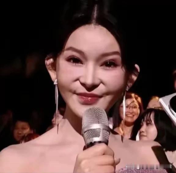 湖人台是不是找不到主持人了？这是2024《歌手》的主持人，明明才24岁，但是看上