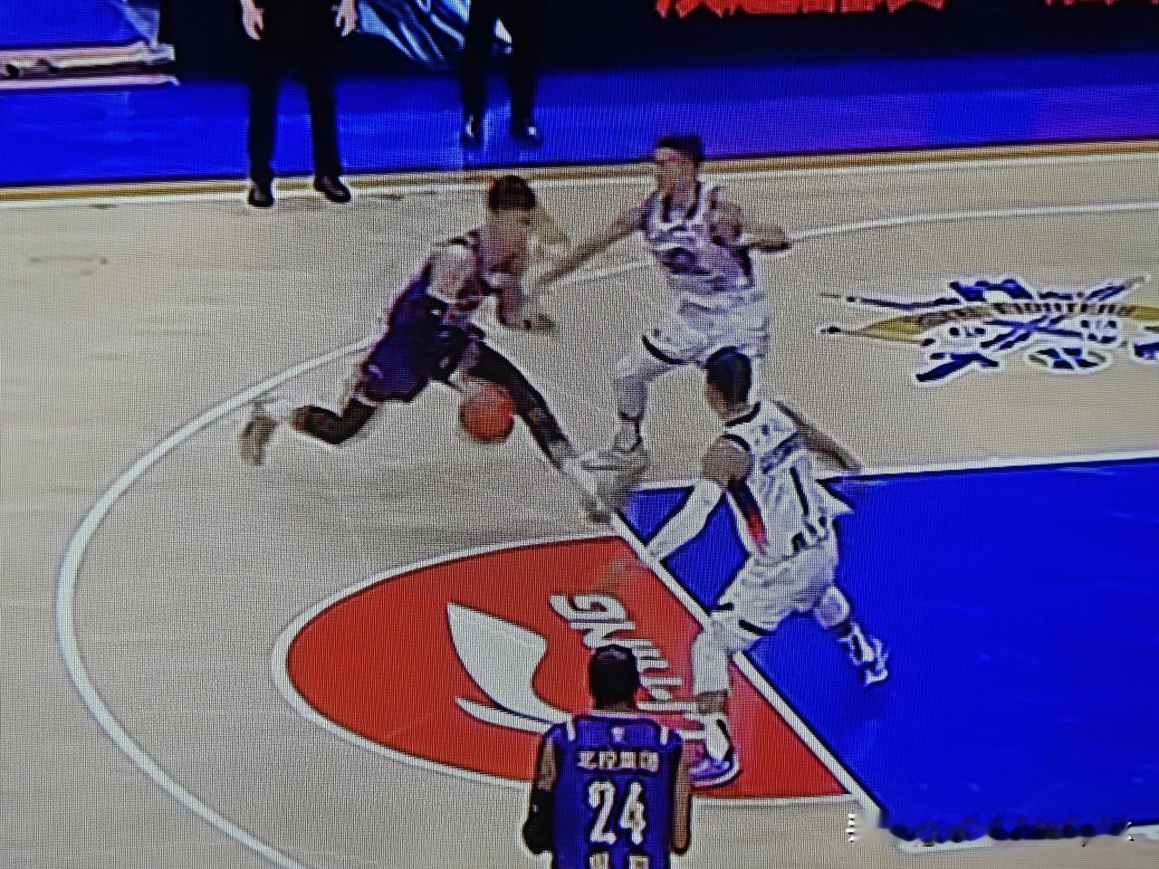 北京北控男篮在主场以97比92的比分击败山东高速男篮。整场比赛精彩纷呈，双方实力