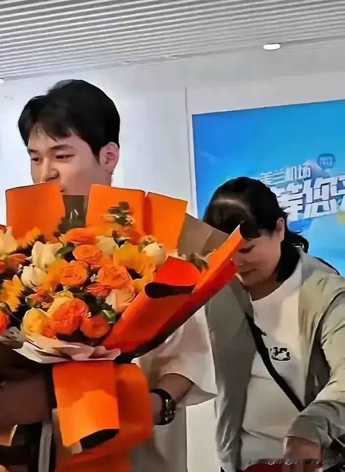 林诗栋载誉归来，机场出口一幕打动无数人。他没有先奔向等候的母亲，而是单膝跪地，郑