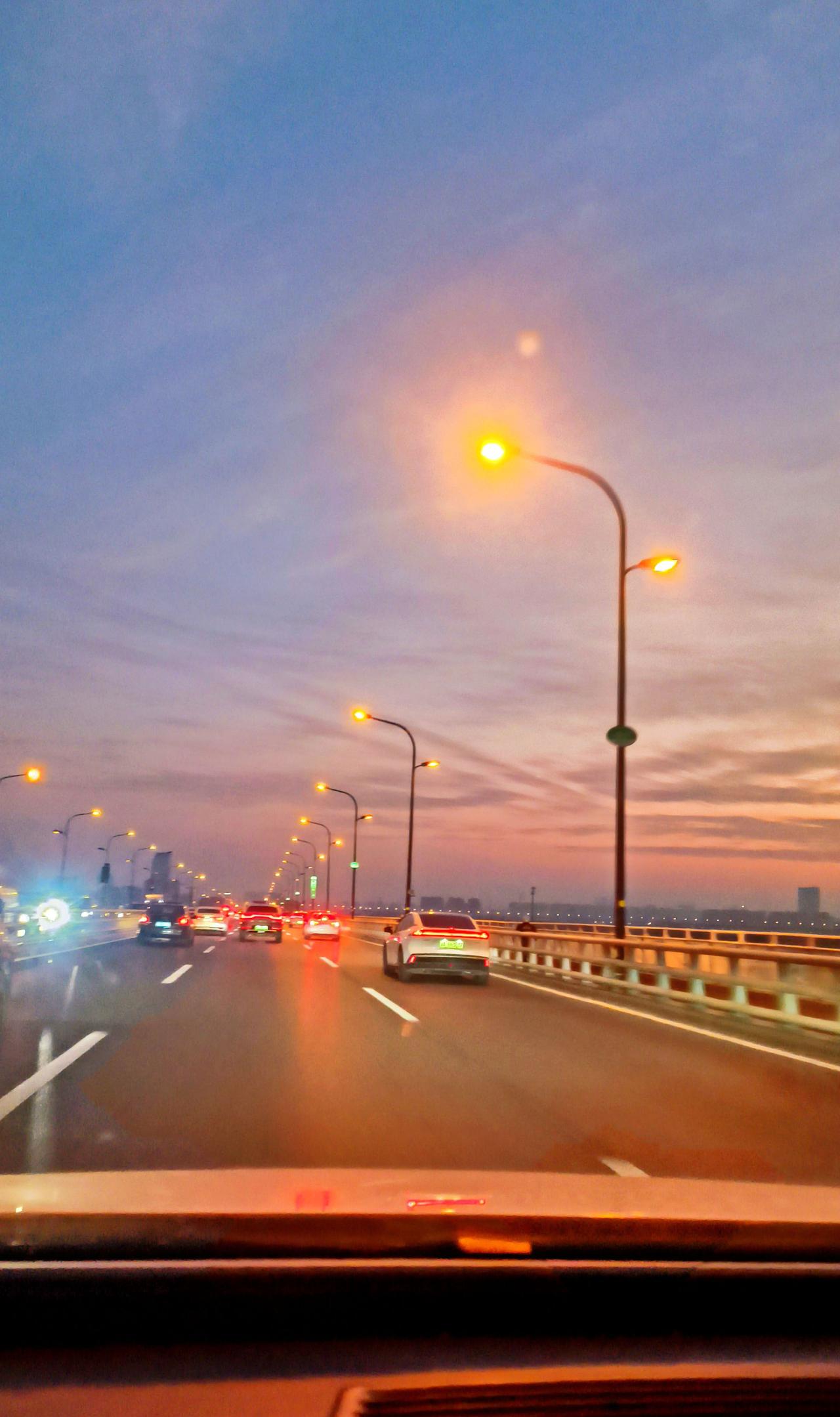 下班路的风景，是最美的风景。夕阳的余晖洒落天际，给疲惫的一天画上温暖的句号。最美