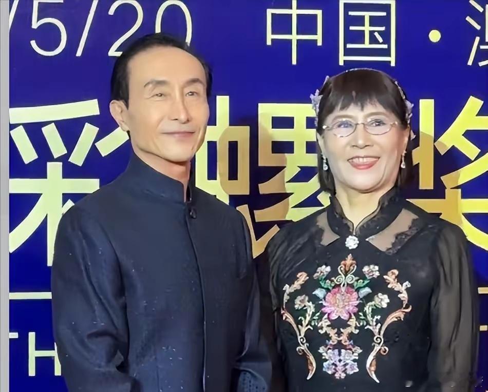 澳门这夜，高曙光老婆大气，张光北老婆优雅，巩汉林老婆妆造瘆人 ​​​