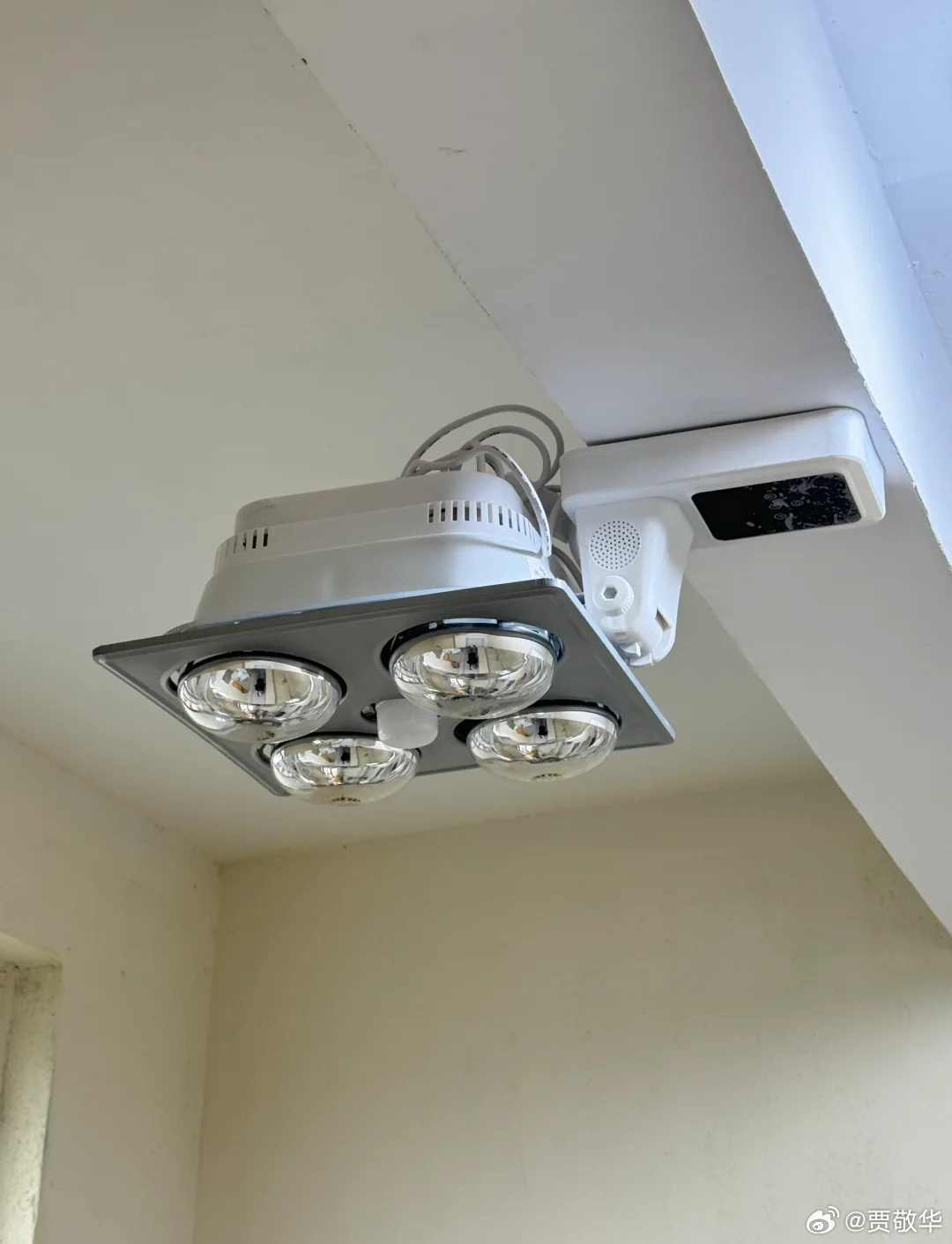 #女子开浴霸洗澡突然起火# 很多家里装修都会在卫生间装浴霸，作为洗澡的取暖用具。