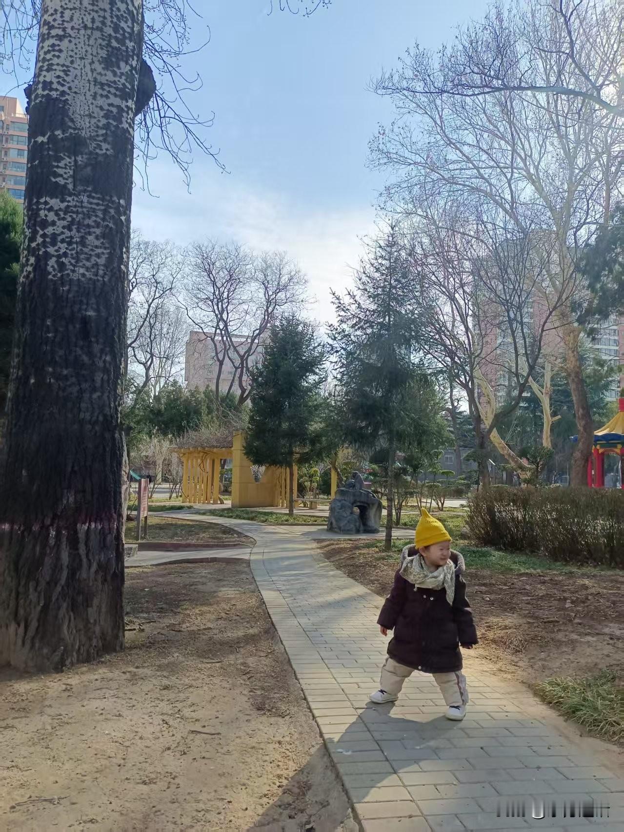  婴儿笔记：重逢
梁东方
在知道飞机已经落地又等待了很久之后，在身边同样等着接机