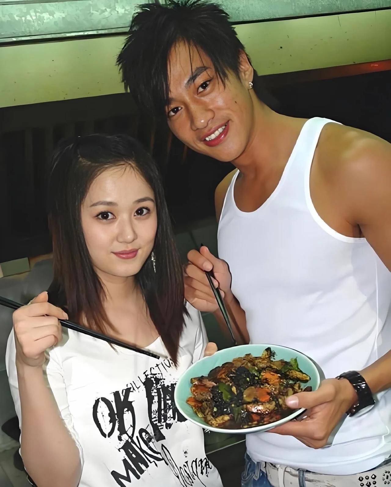 瞅见何润东的婚姻，
我心里觉得要想娶到何润东你得有以下三个特点：

第一，农村出