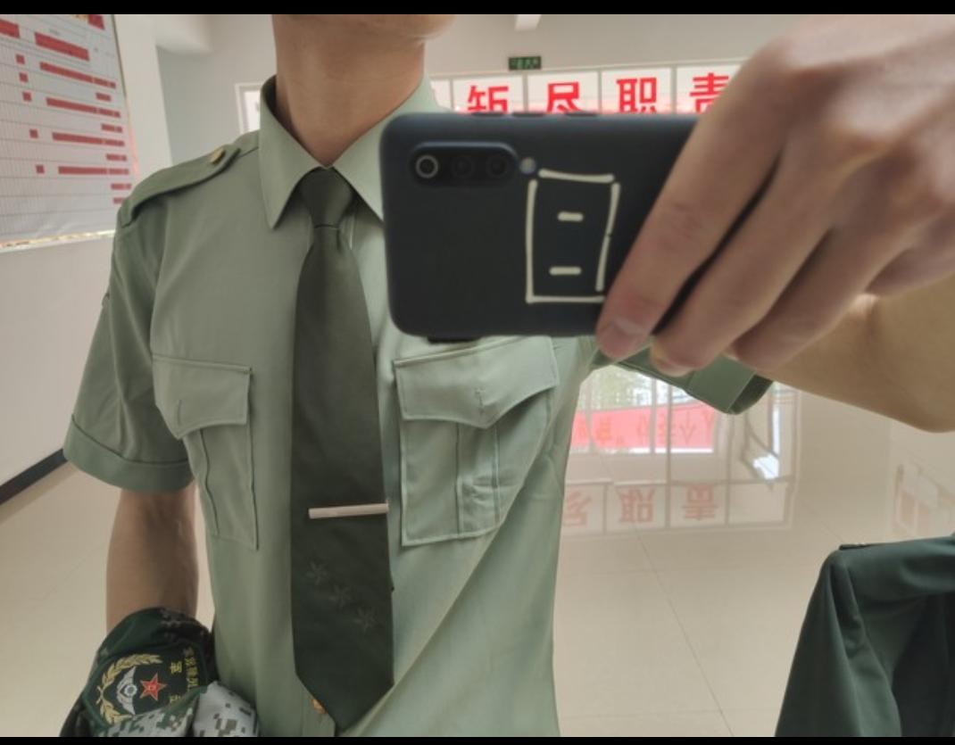 邻居老李最近总在院子里踱步，眉头拧成个疙瘩。他儿子今年考上了军队文职，本是天大的