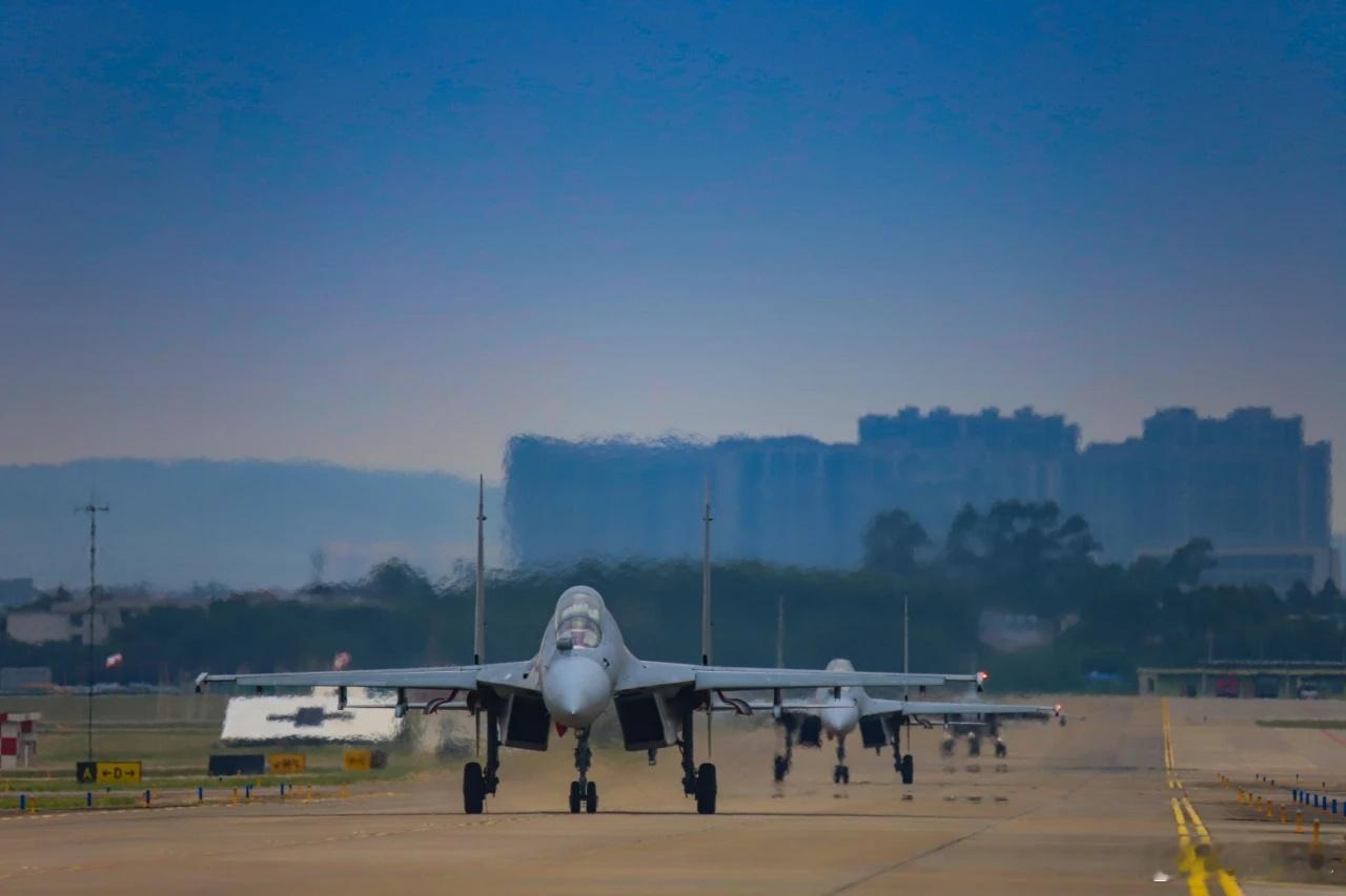 南部战区空军某场站“场道维护模范连”的官兵们隆重举行授称60周年纪念仪式 ​​​