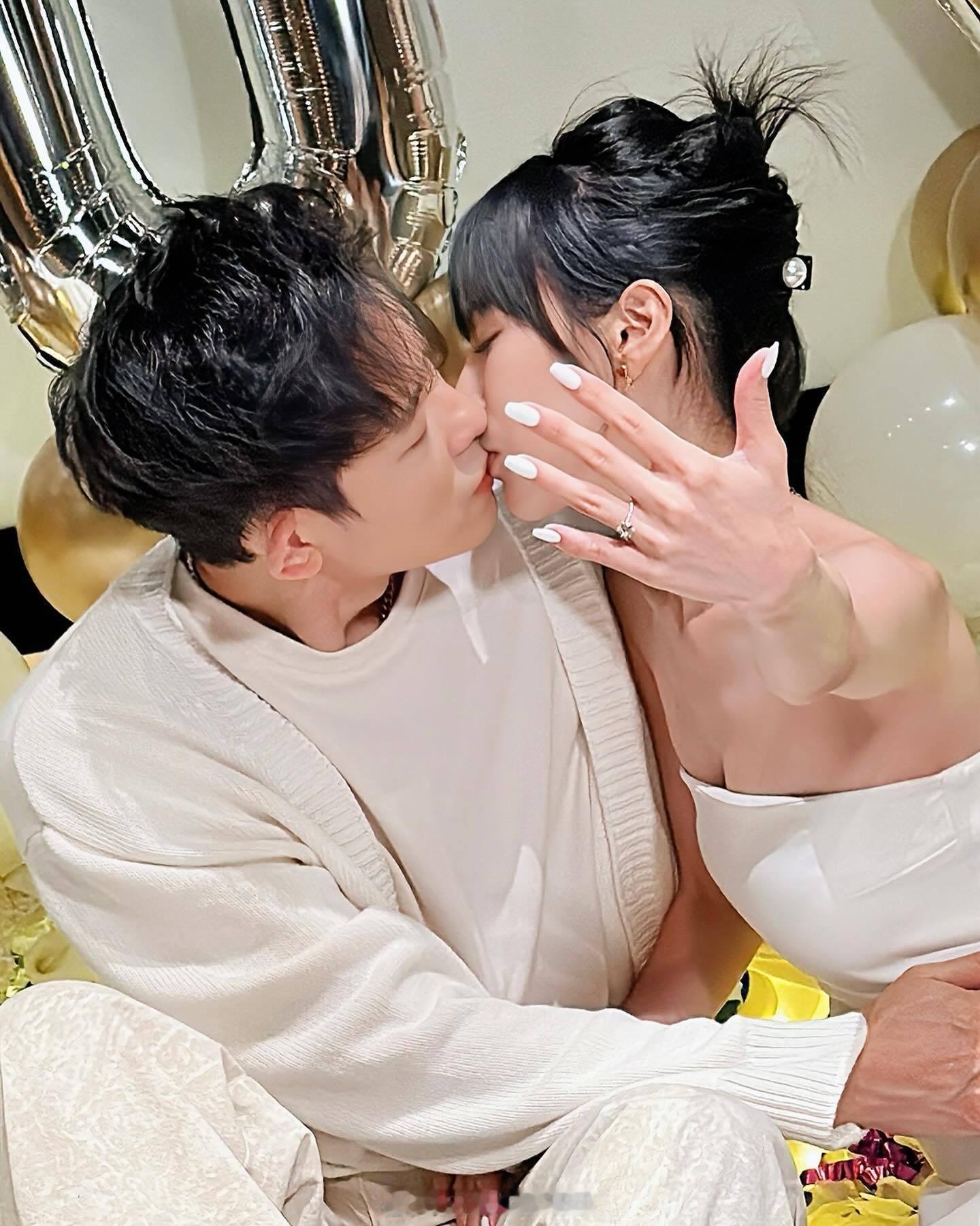 #敖犬补求婚成功##敖犬未婚妻秀钻戒# 敖犬补求婚成功，未婚妻晒钻戒，幸福具象化