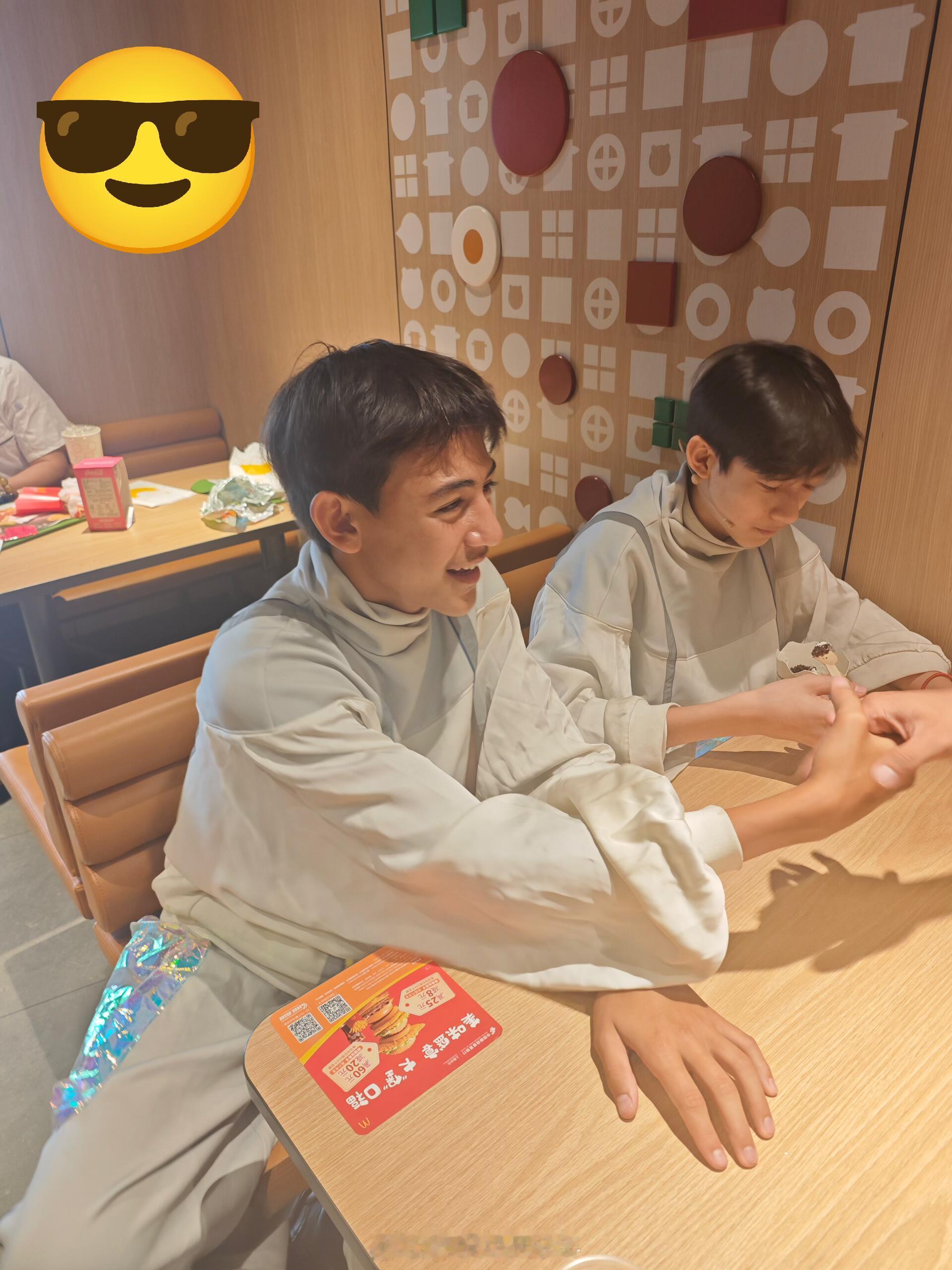 诺一穿演出服与好友逛街14岁诺一长这么高了 诺一这么高了 ​​​