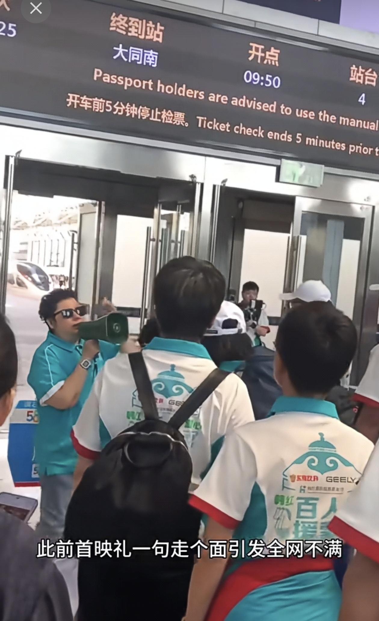 怎么说呢？她需要用这样一个事来扭转局面，这应该是公关团队给出的一个最优方案，用行