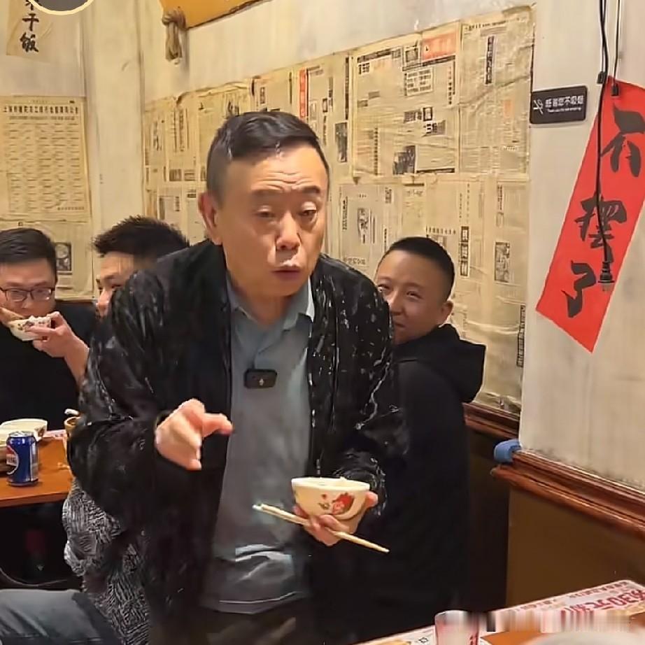 潘长江和女儿潘阳来一家饭店吃砂锅，看到有很多人在用餐，他先打招呼说:“大家都认识