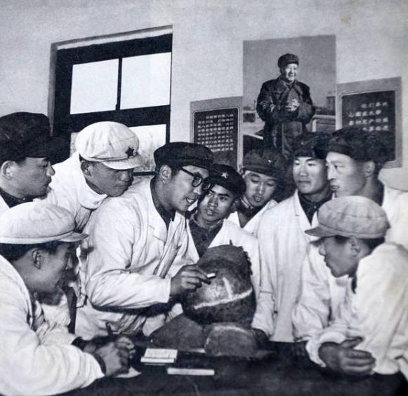 1968年，河北满城，一个农妇跪在炕上已经好几个月了。不是在拜佛，是因为肚子里长