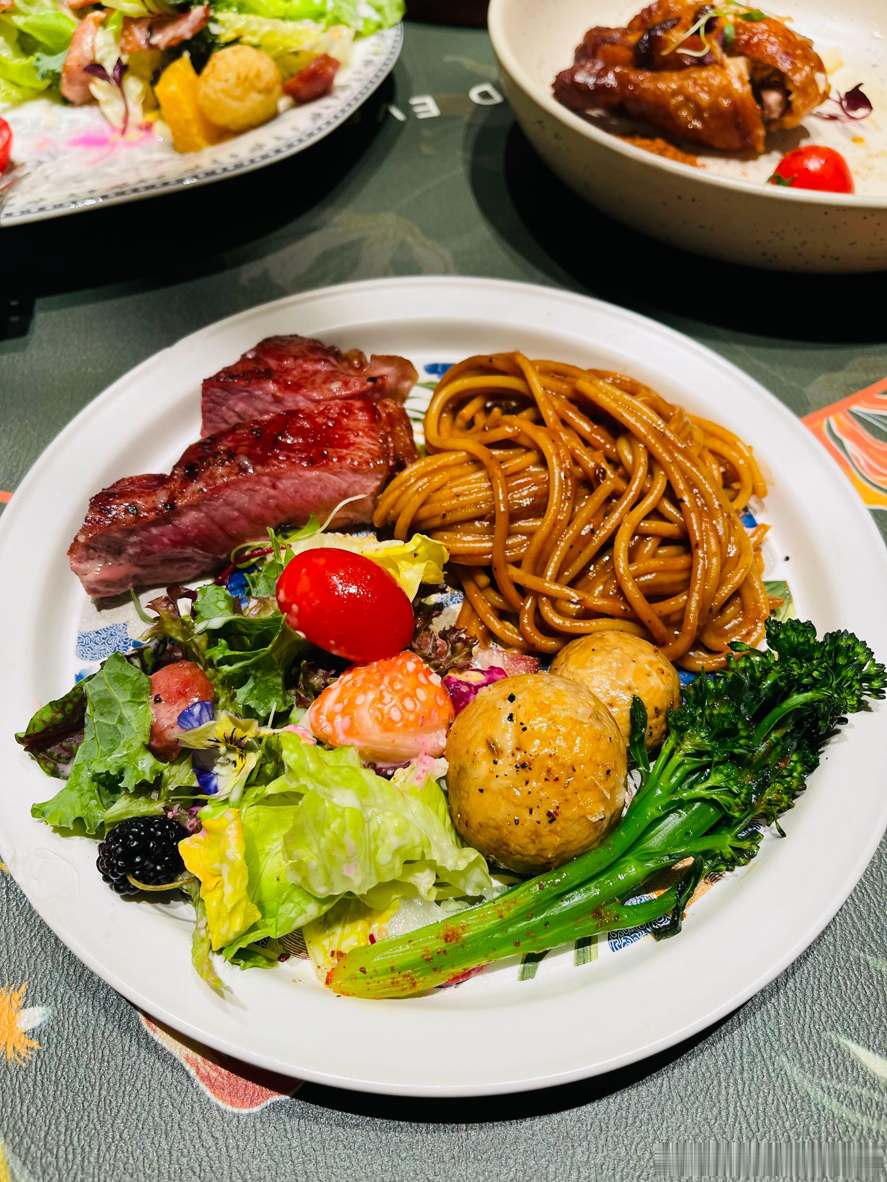 谁说年底聚餐不能好好吃饭，给自己整个四格配餐就完事了呗[嘻嘻][嘻嘻][嘻嘻][