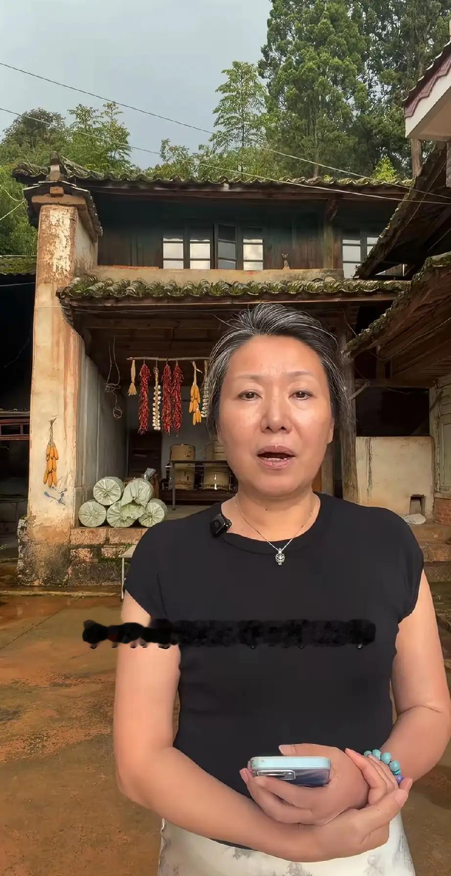 7月22日，成都紫雅的妈妈来到了云南的大山里，准备开启她的支农直播。


紫雅的
