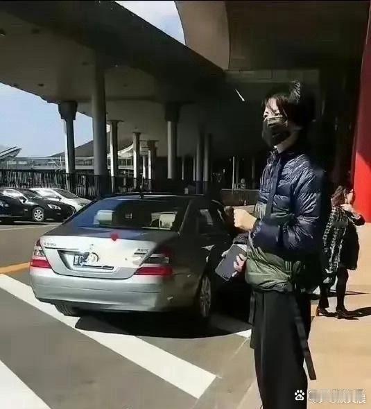 55岁王菲造型出圈，蓝羽绒服搭黑裤超减龄，穿搭风格被网友狂夸。 ​​​