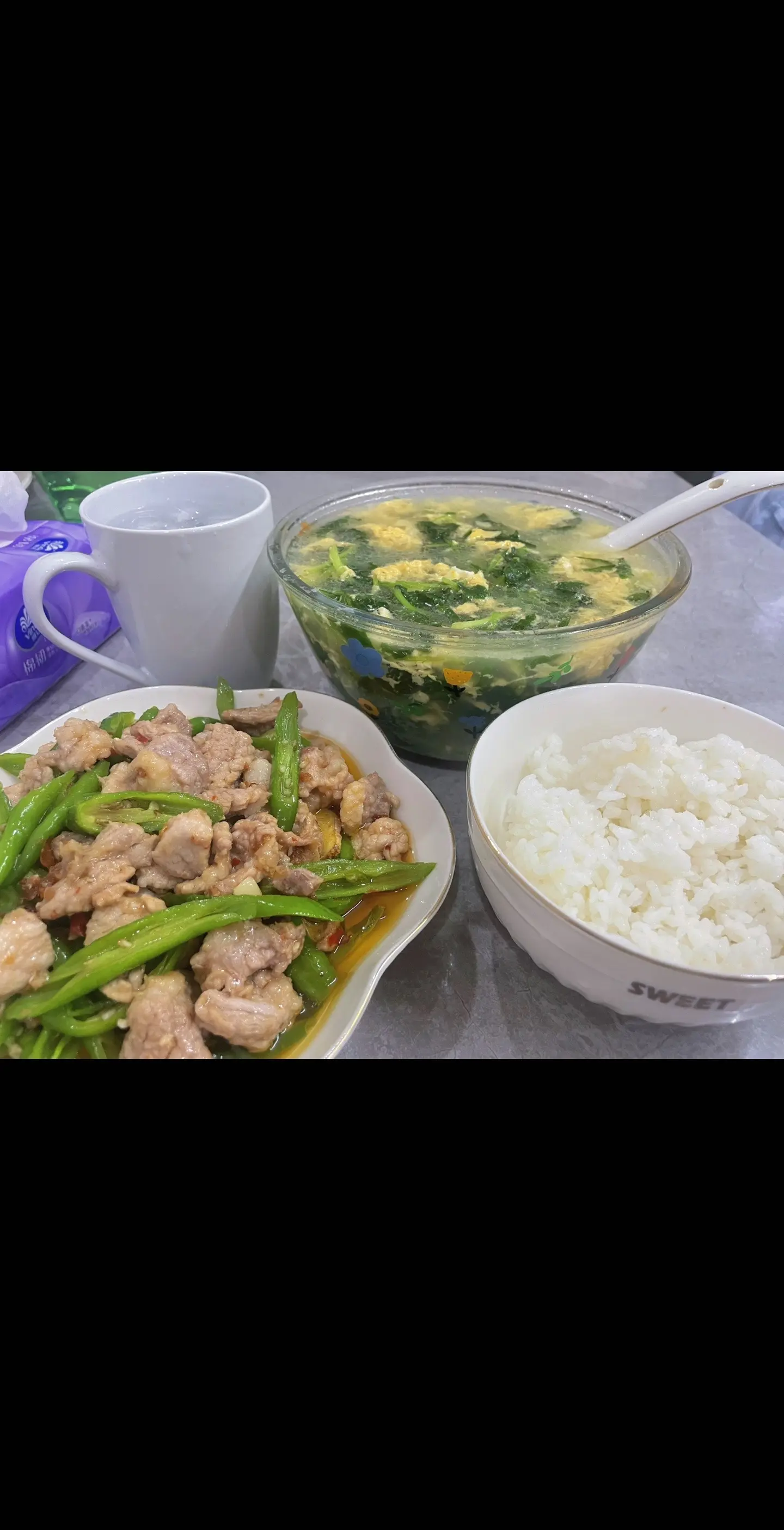 一人，一餐， 一碗，一筷，没有快乐 也没有不快乐