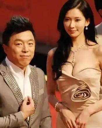 一次节目上，小S对黄渤说：“听说林志玲跟你拍吻戏，回家吐了一个月？”本以为黄渤会
