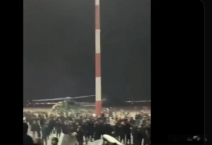 俄罗斯深夜突发，乌克兰美国迅速表态。俄罗斯达吉斯坦共和国的一处主要机场突然发生骚