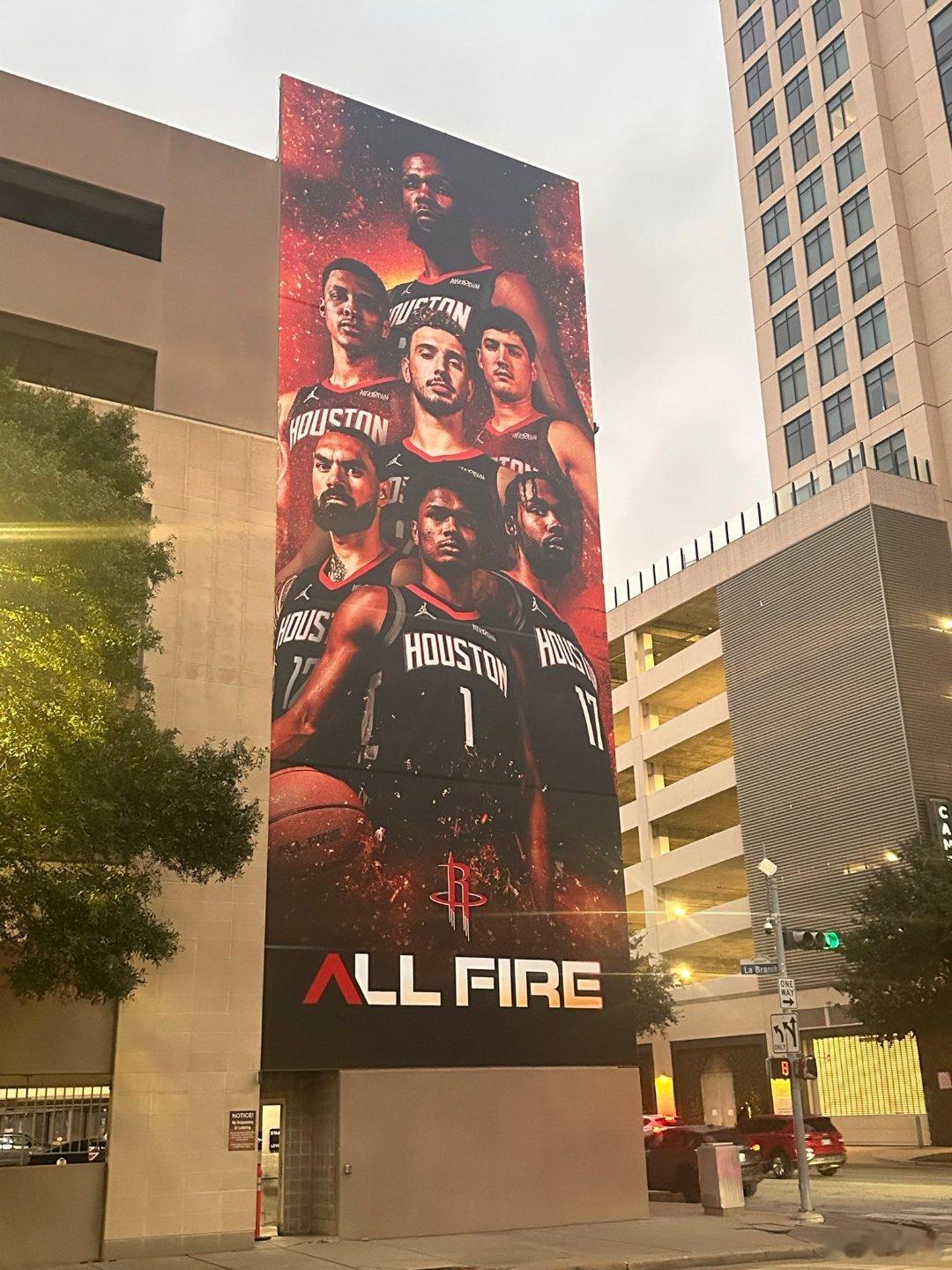 新赛季主场对面的巨型海报✨休斯顿火箭[超话] ​​​