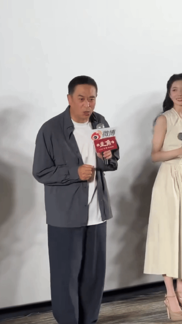 张嘉益别让五旬老人干这个笑疯了！张嘉益举SOS牌那模样，赔笑+手足无措，五旬老人