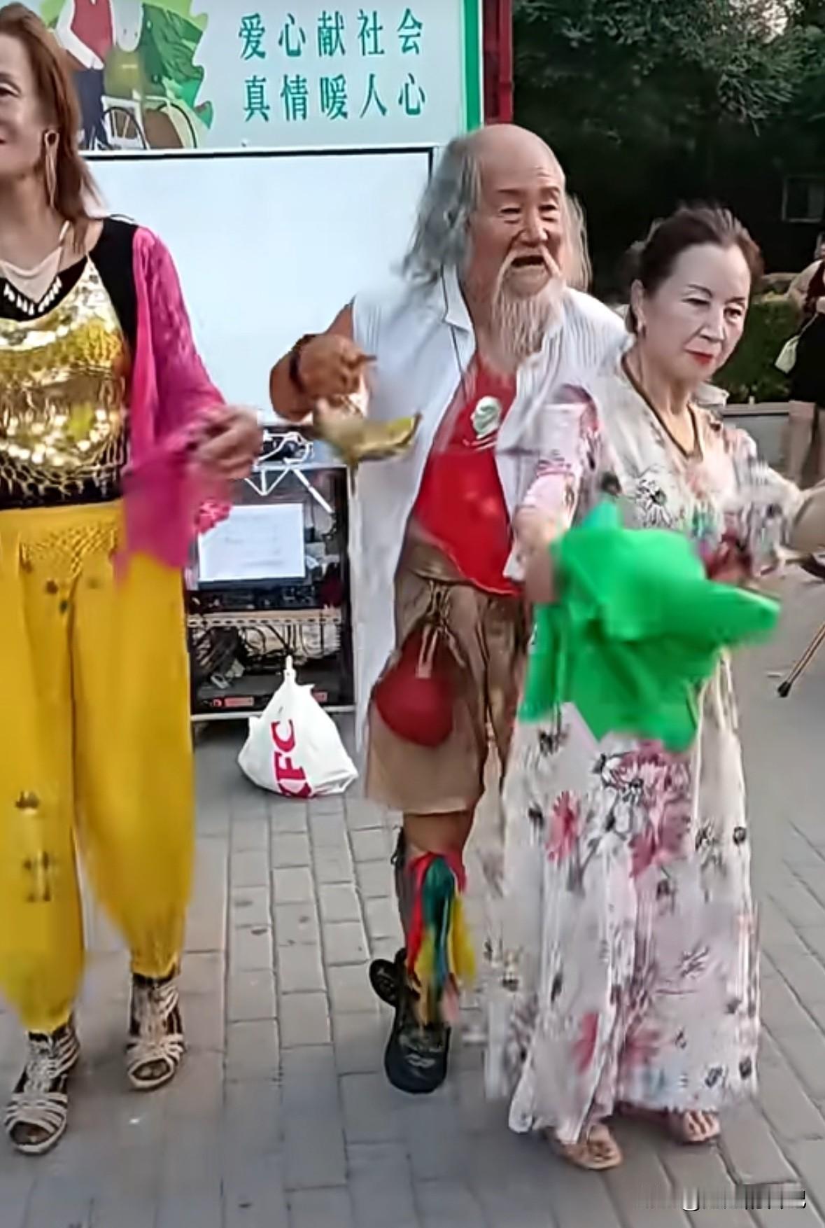老头怎么看都有80多岁了，跳跳舞，居然把老太太抱了起来，还能转圈，这身体杠杠的，