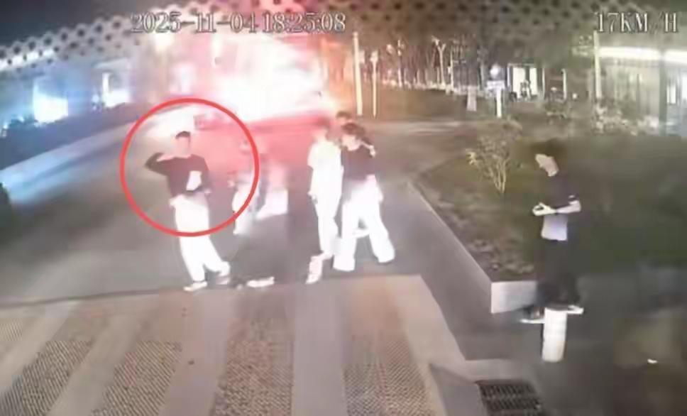 武汉公交的“温柔一脚”太暖了！11月4日傍晚，905路驾驶员韩永红在珞狮路傅家咀