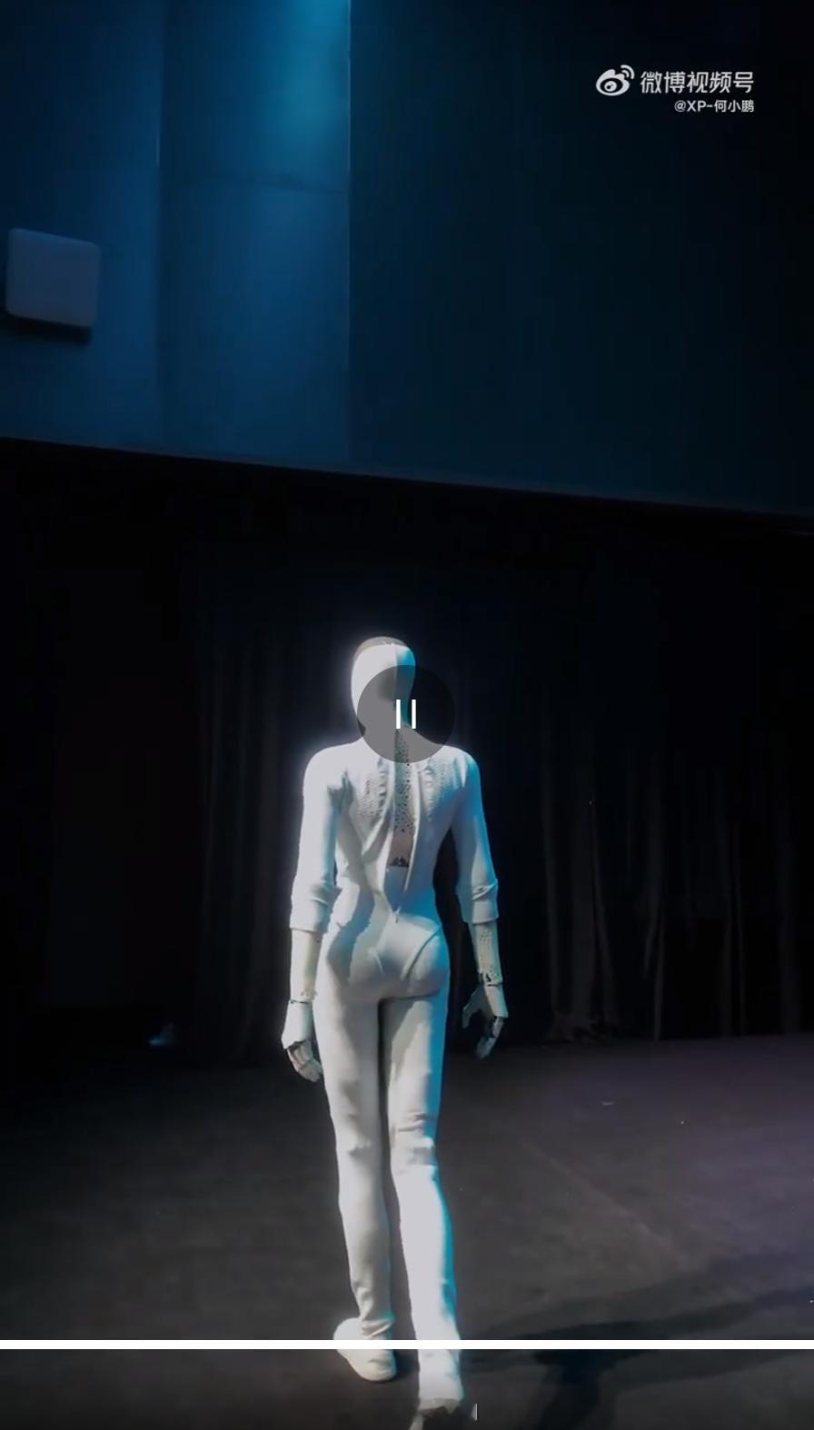 小鹏机器人小鹏发布了最新的IRON机器人视频，证明他们是真的机器人，而不是人假装