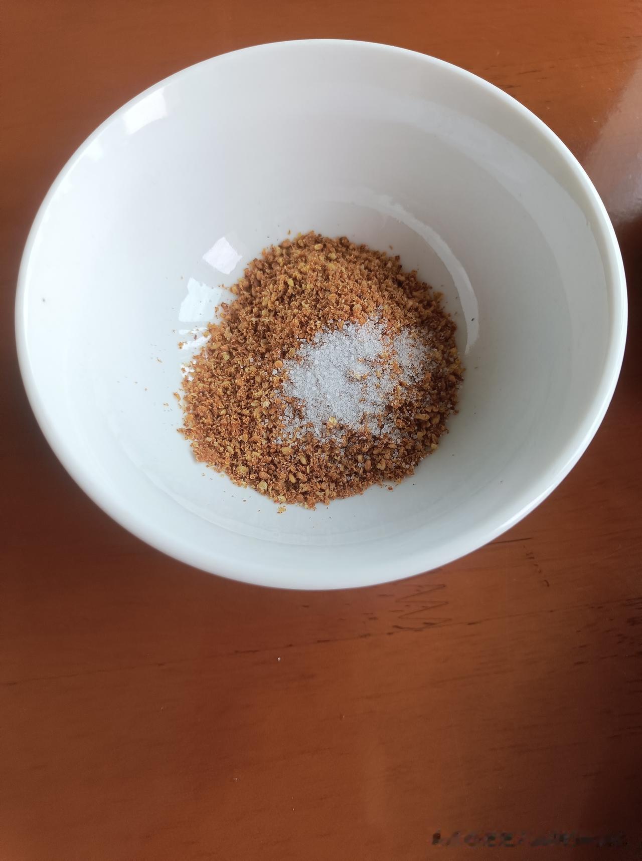 晚饭后，天还亮亮的，我跟内口子还是老规矩，带着一周岁的小孙孙去遛弯，他推着童车，